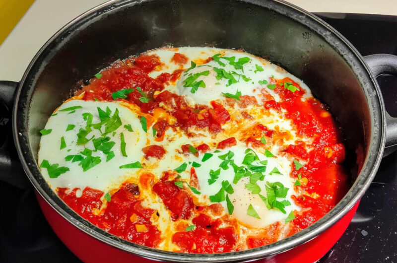 Cazuela de huevos con tomate