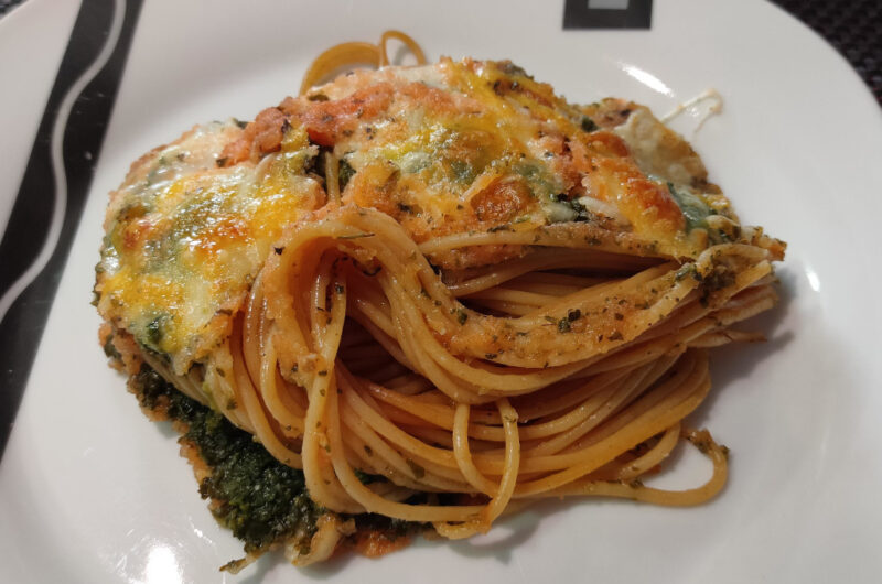 Espaguetis con queso y espinacas al horno